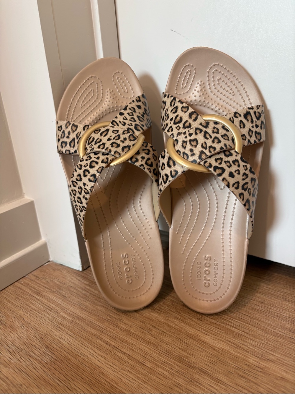 CROCS Serena Leopard Printed Tan Criss Cross Strap Slides with Gold Ring 10 - Picture 11 of 12